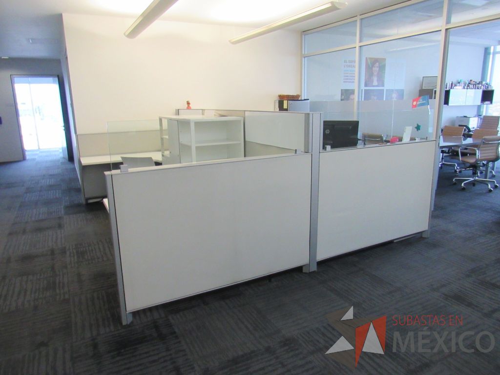Lote 307 - Estación de trabajo para 3 personas con 3 gabinetes altos metálicos color blanco. - Imagen 12