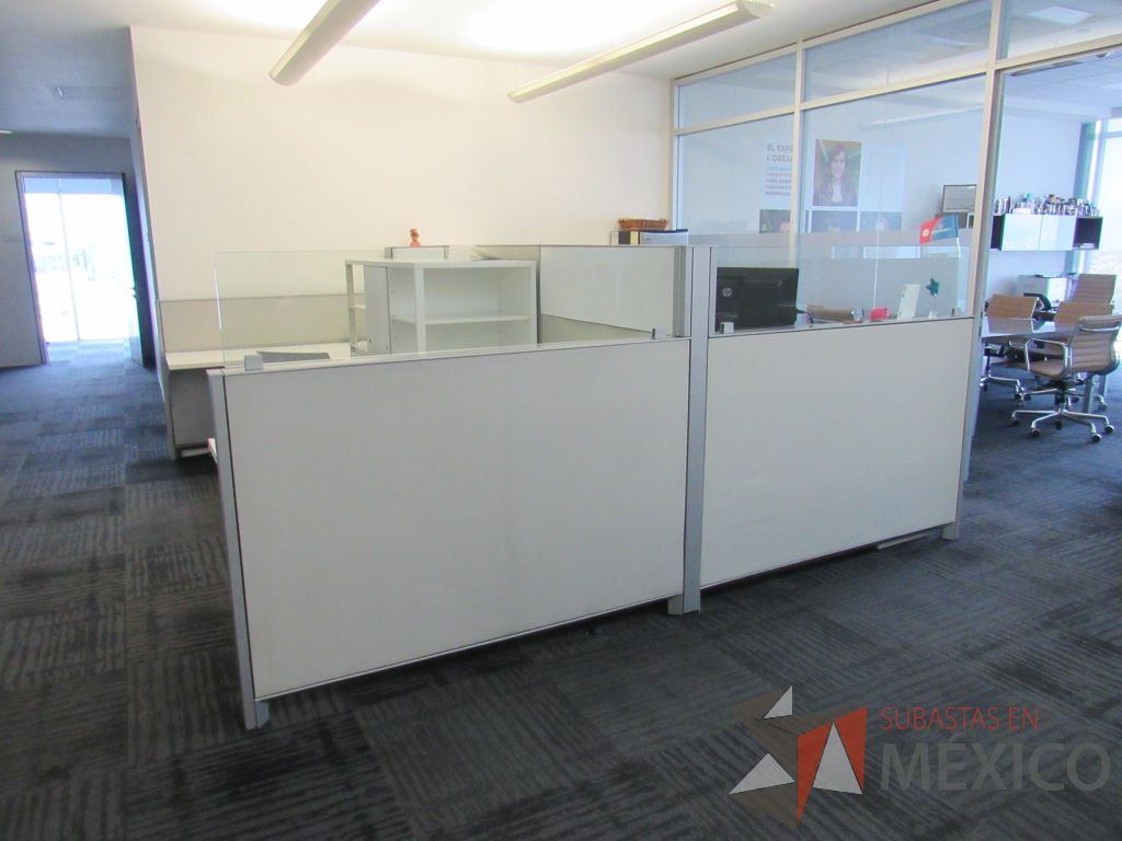 Lote 307 - Estación de trabajo para 3 personas con 3 gabinetes altos metálicos color blanco. - Imagen 13