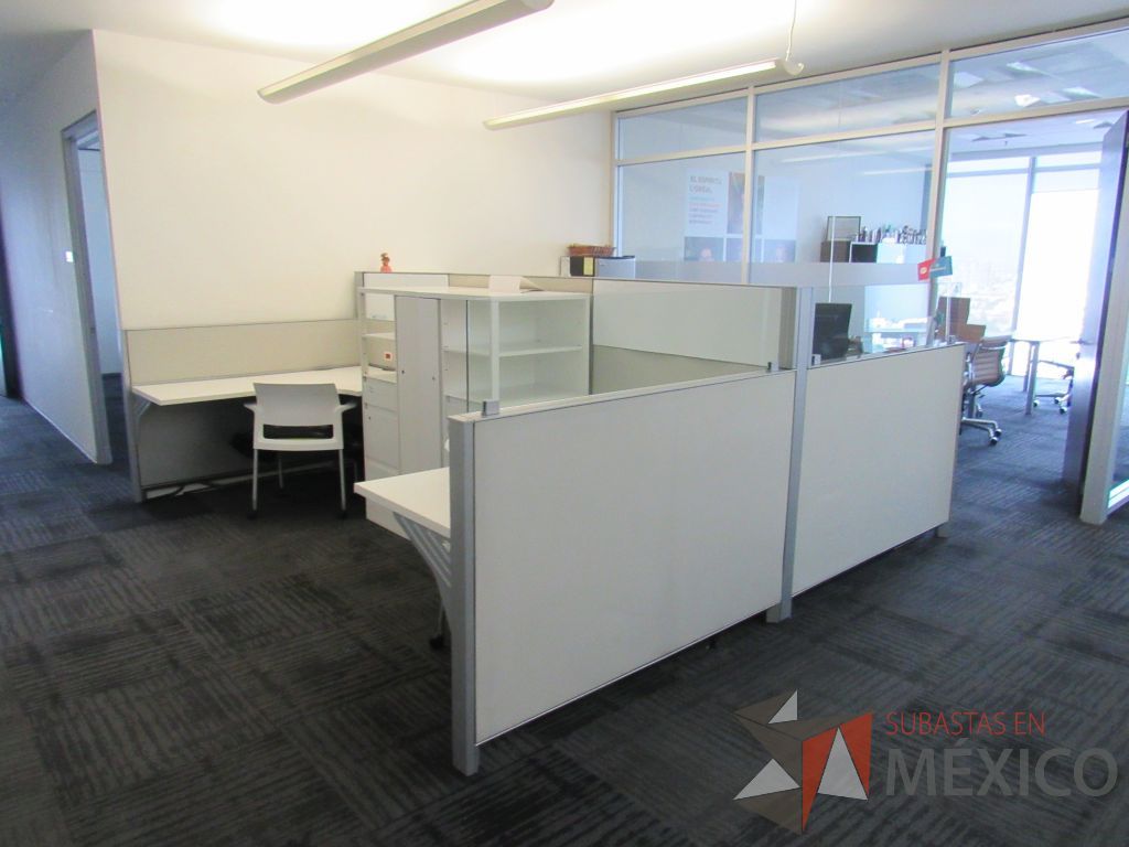 Lote 307 - Estación de trabajo para 3 personas con 3 gabinetes altos metálicos color blanco. - Imagen 14