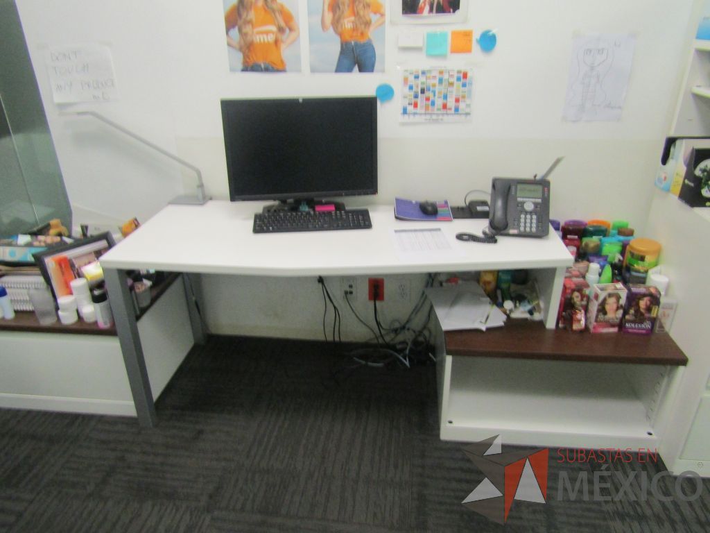 Lote 031 - Oficina Operativa con Escritorio, Mesa de Apoyo Triangular con Ruedas y Gabinete - Imagen 25
