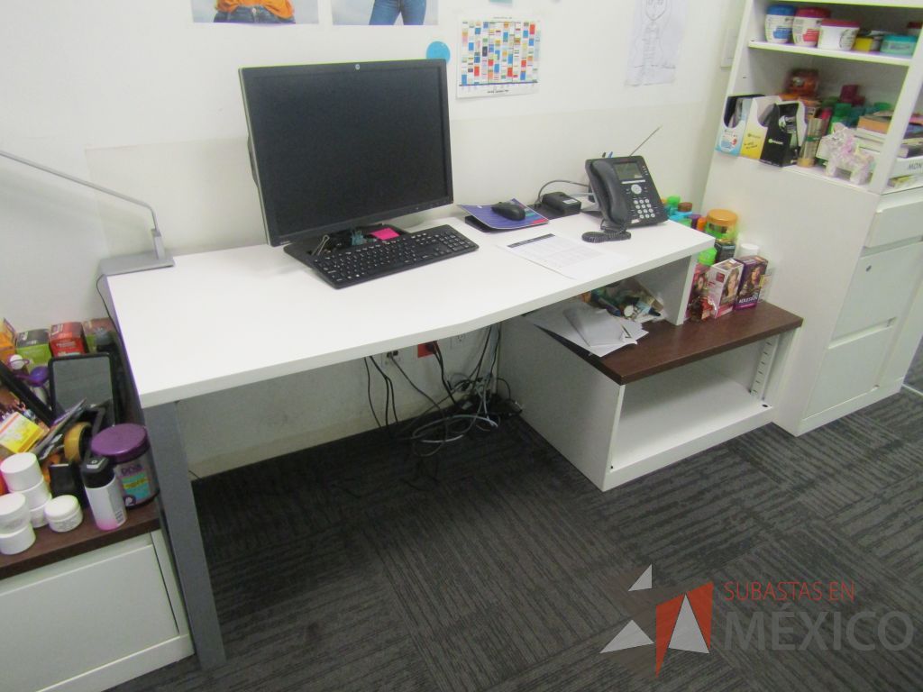 Lote 031 - Oficina Operativa con Escritorio, Mesa de Apoyo Triangular con Ruedas y Gabinete - Imagen 28