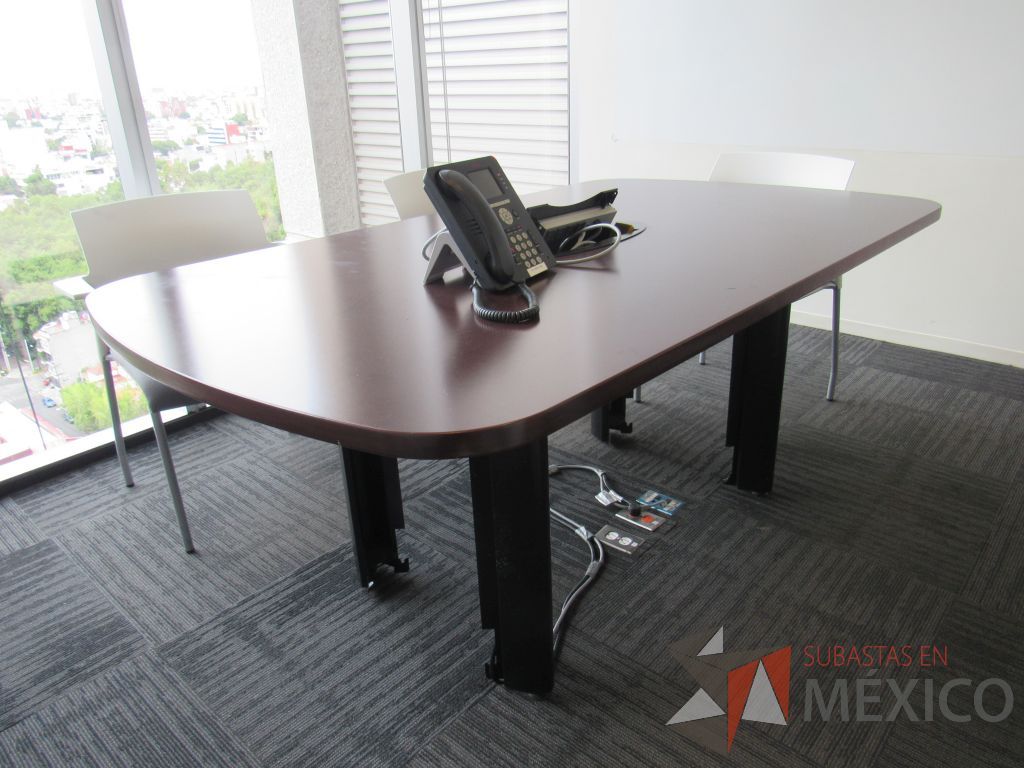 Lote 026 - Mesa de sala de juntas para 6 personas con accesorios para conexión y cubierta color café