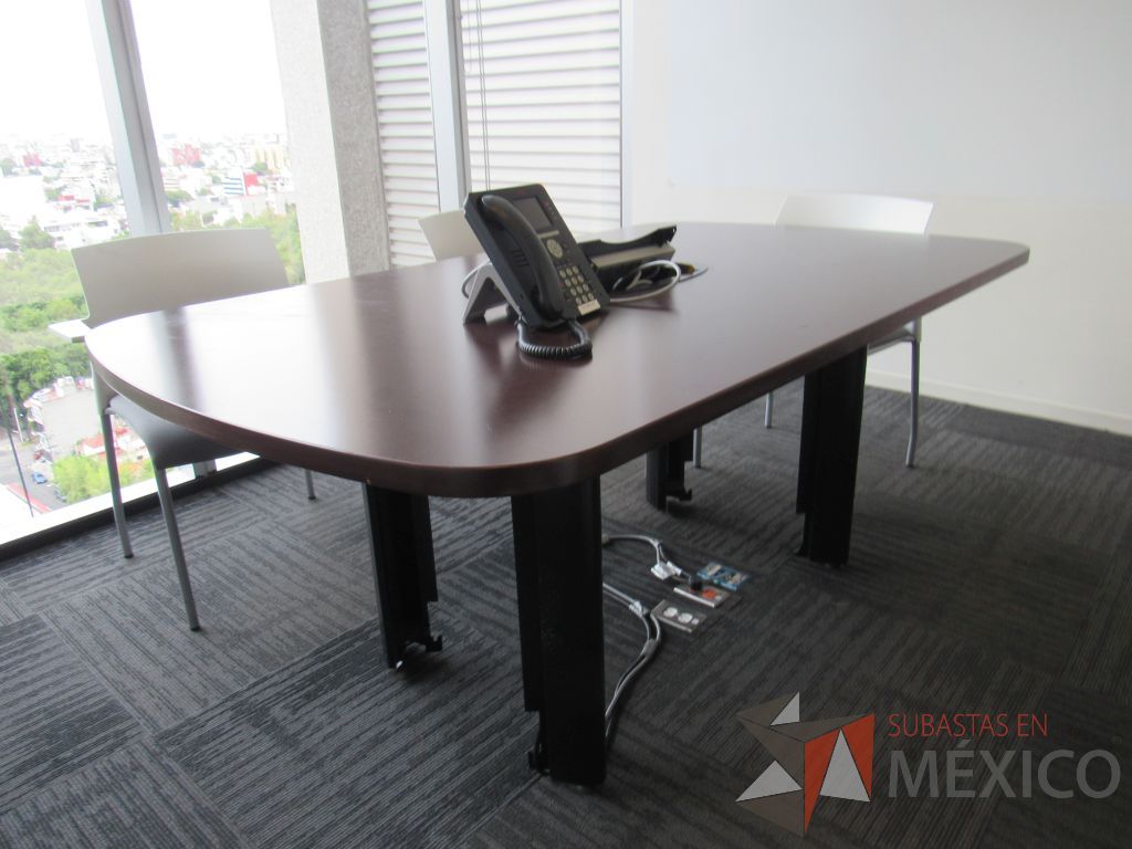 Lote 026 - Mesa de sala de juntas para 6 personas con accesorios para conexión y cubierta color café - Imagen 3