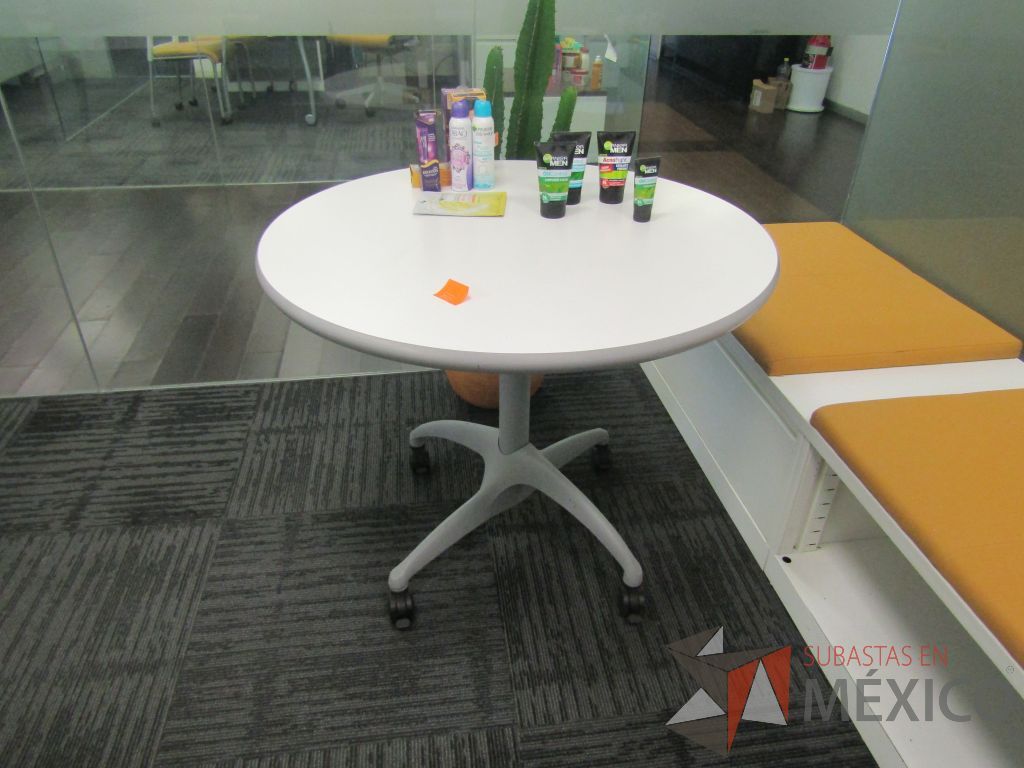 Lote 198 - Mesa de trabajo circular con estructura metálica color gris, ruedas color negro, cubierta color blanco.
