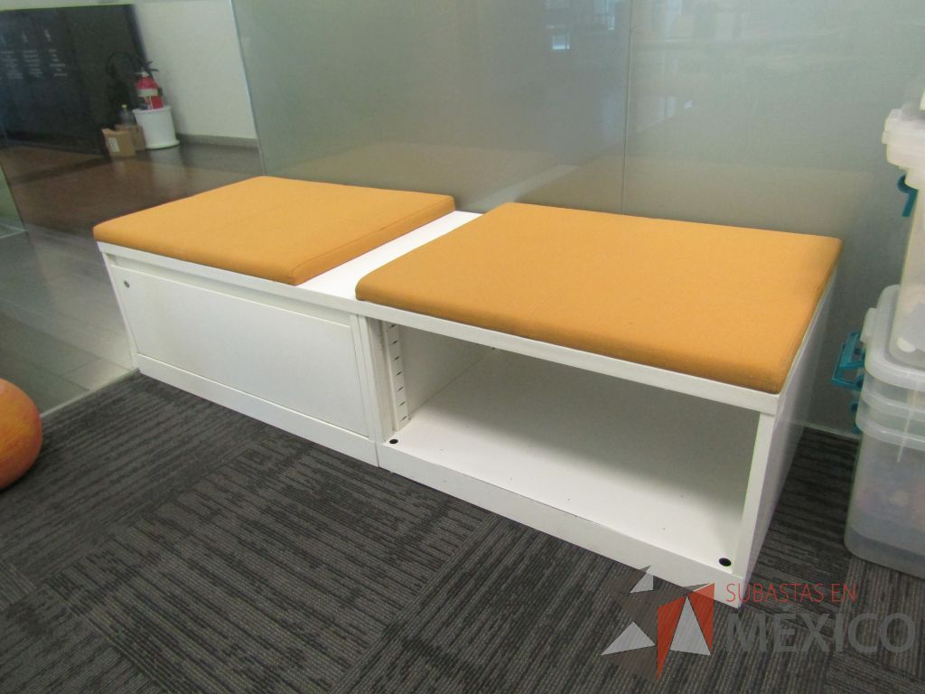 Lote 072 - Credenza tipo madera color blanco, con un cajón, espacio para archivos y cojín en tela color naranja