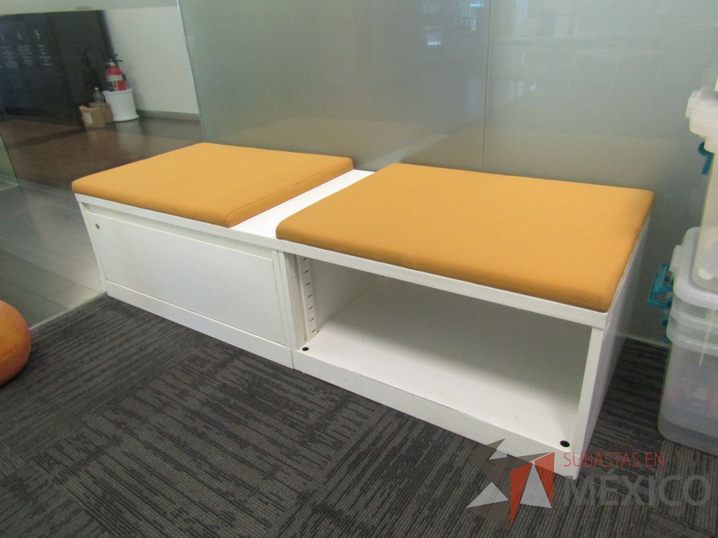 Lote 072 - Credenza tipo madera color blanco, con un cajón, espacio para archivos y cojín en tela color naranja - Imagen 2