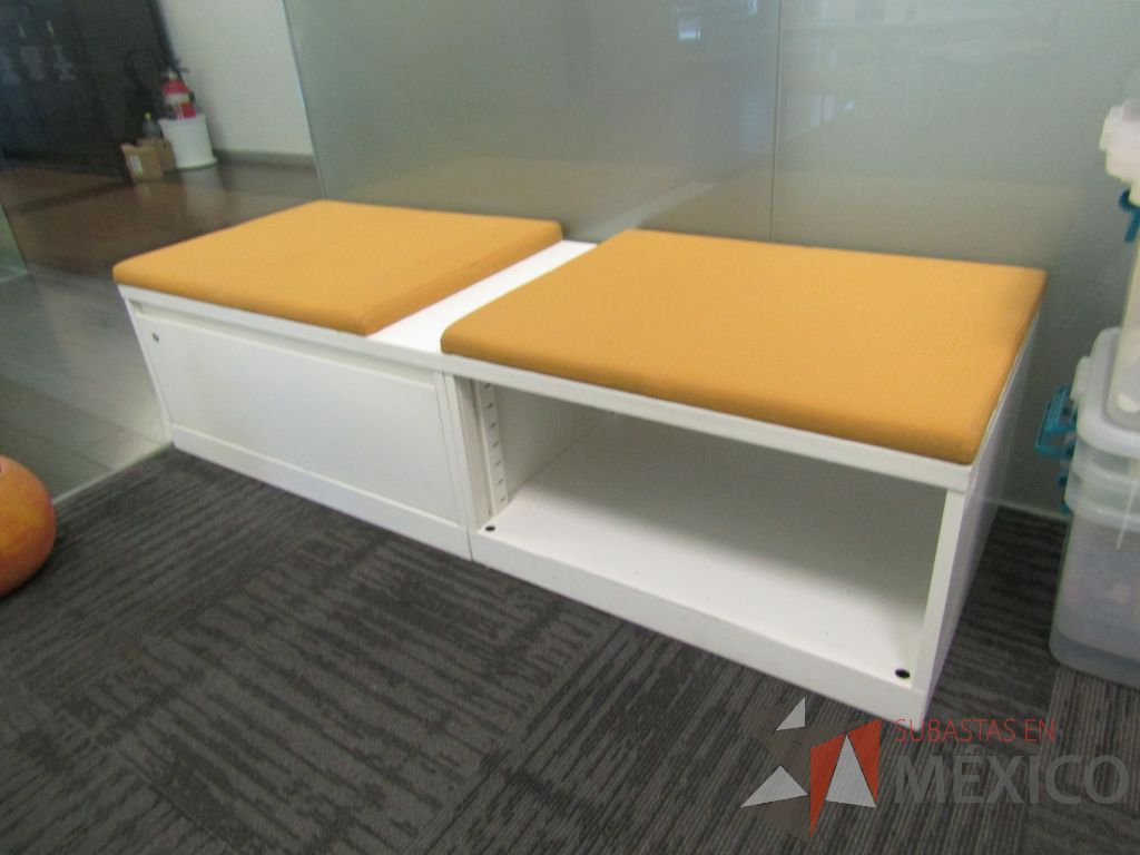 Lote 072 - Credenza tipo madera color blanco, con un cajón, espacio para archivos y cojín en tela color naranja - Imagen 3