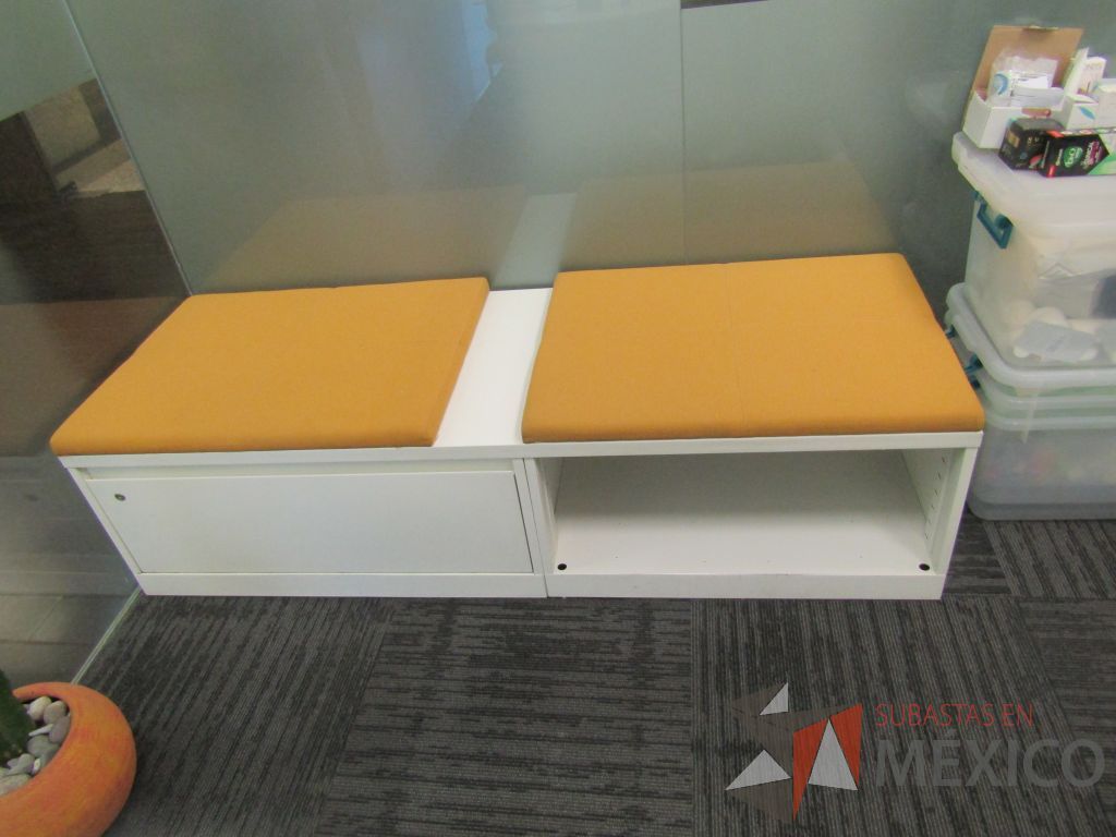 Lote 072 - Credenza tipo madera color blanco, con un cajón, espacio para archivos y cojín en tela color naranja - Imagen 4