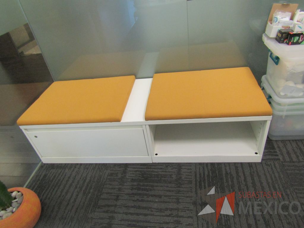 Lote 072 - Credenza tipo madera color blanco, con un cajón, espacio para archivos y cojín en tela color naranja - Imagen 5