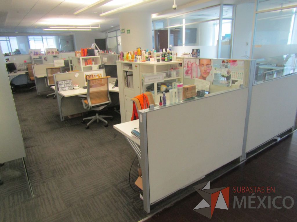 Lote 029 - Estación de trabajo para 8 personas de mampara baja con 8 gabinetes altos metálicos color blanco - Imagen 3