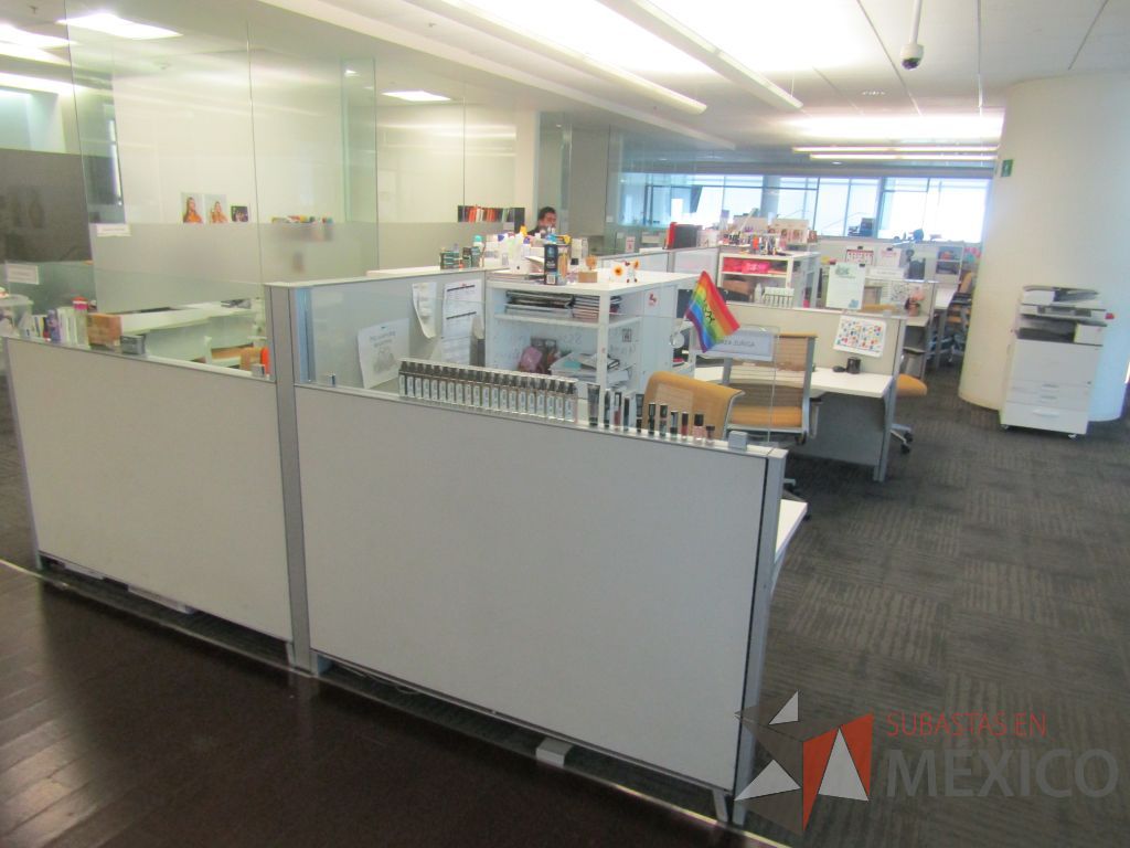 Lote 029 - Estación de trabajo para 8 personas de mampara baja con 8 gabinetes altos metálicos color blanco - Imagen 4