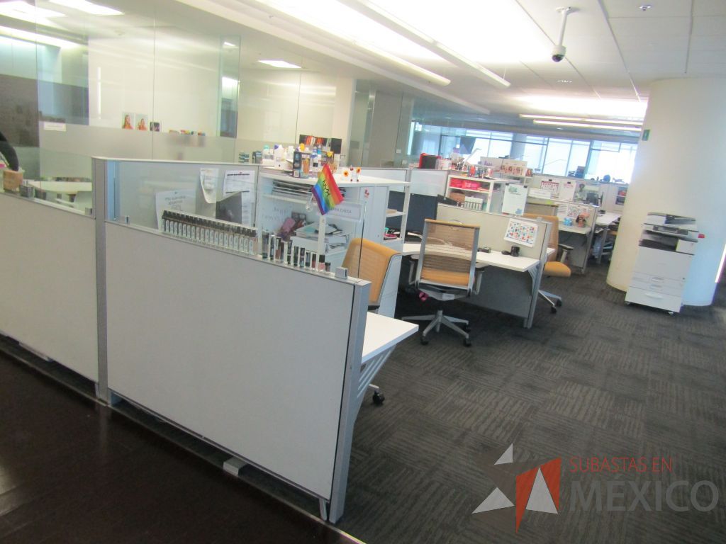 Lote 029 - Estación de trabajo para 8 personas de mampara baja con 8 gabinetes altos metálicos color blanco - Imagen 5