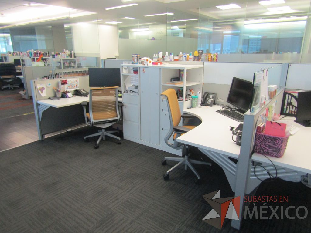Lote 029 - Estación de trabajo para 8 personas de mampara baja con 8 gabinetes altos metálicos color blanco - Imagen 6