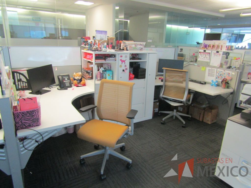 Lote 029 - Estación de trabajo para 8 personas de mampara baja con 8 gabinetes altos metálicos color blanco - Imagen 7