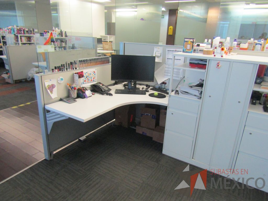 Lote 029 - Estación de trabajo para 8 personas de mampara baja con 8 gabinetes altos metálicos color blanco - Imagen 8