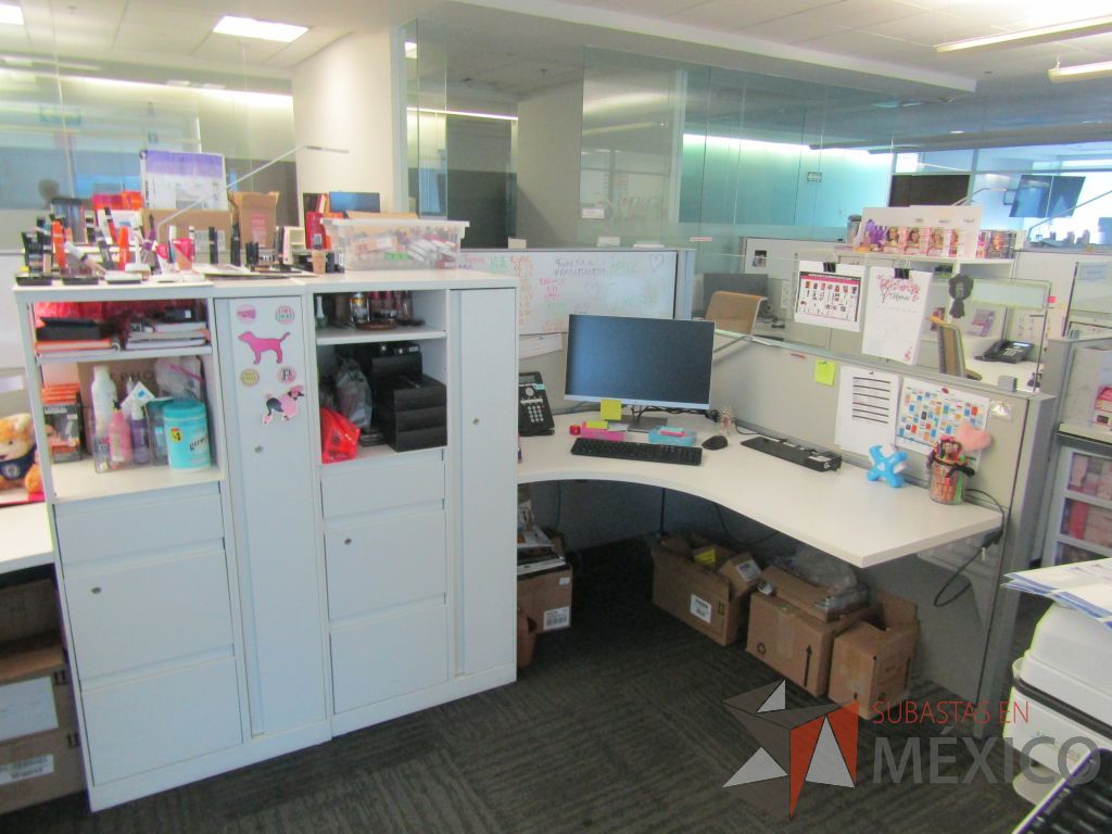 Lote 029 - Estación de trabajo para 8 personas de mampara baja con 8 gabinetes altos metálicos color blanco - Imagen 10