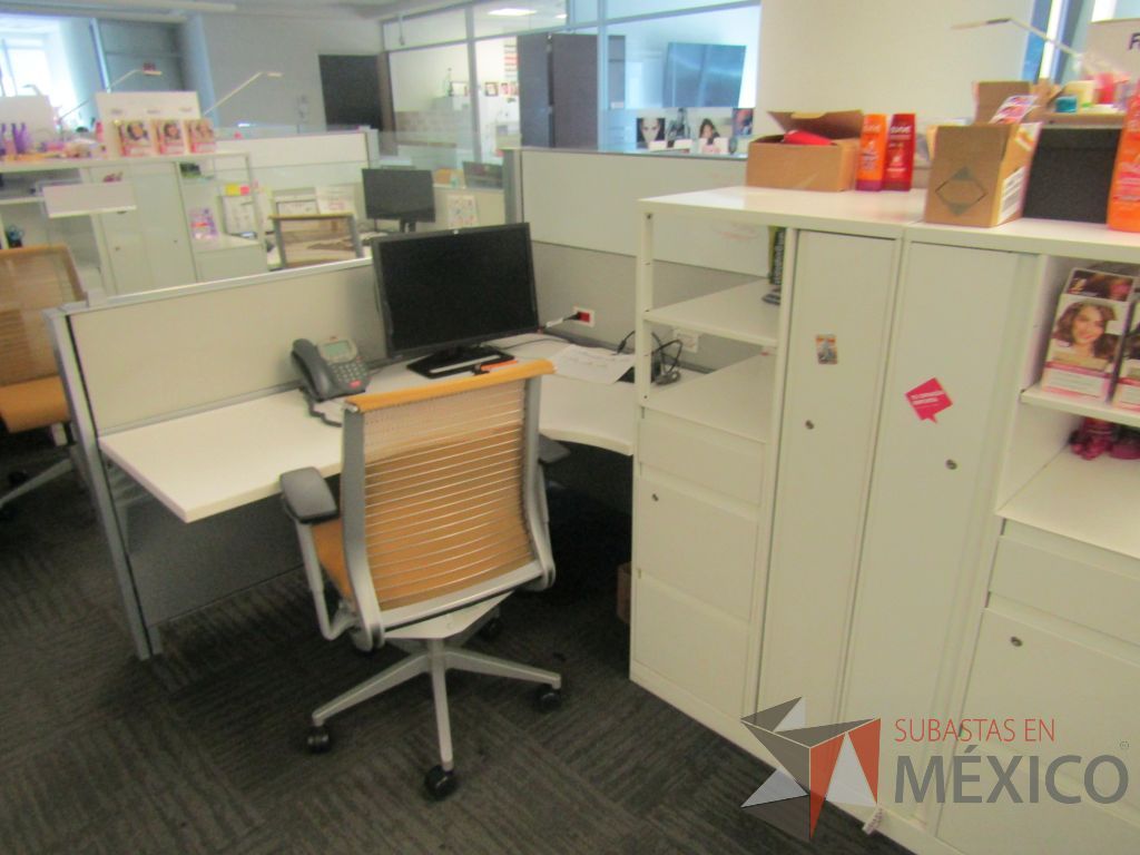 Lote 029 - Estación de trabajo para 8 personas de mampara baja con 8 gabinetes altos metálicos color blanco - Imagen 12