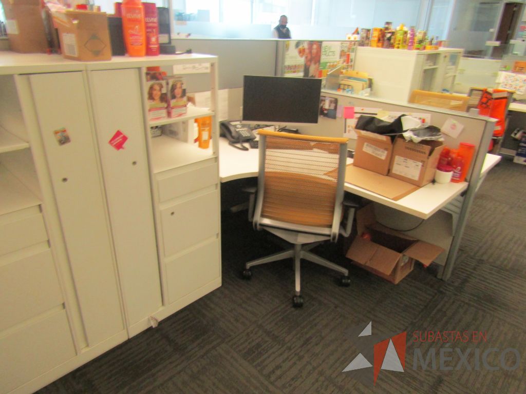 Lote 029 - Estación de trabajo para 8 personas de mampara baja con 8 gabinetes altos metálicos color blanco - Imagen 13