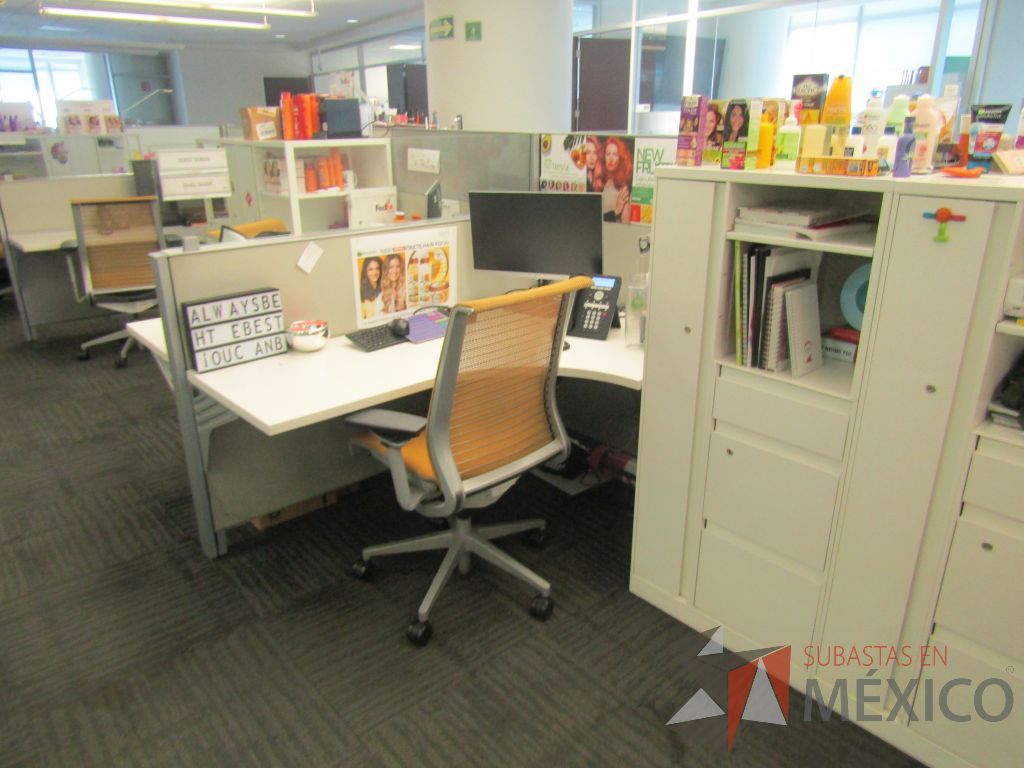 Lote 029 - Estación de trabajo para 8 personas de mampara baja con 8 gabinetes altos metálicos color blanco - Imagen 14