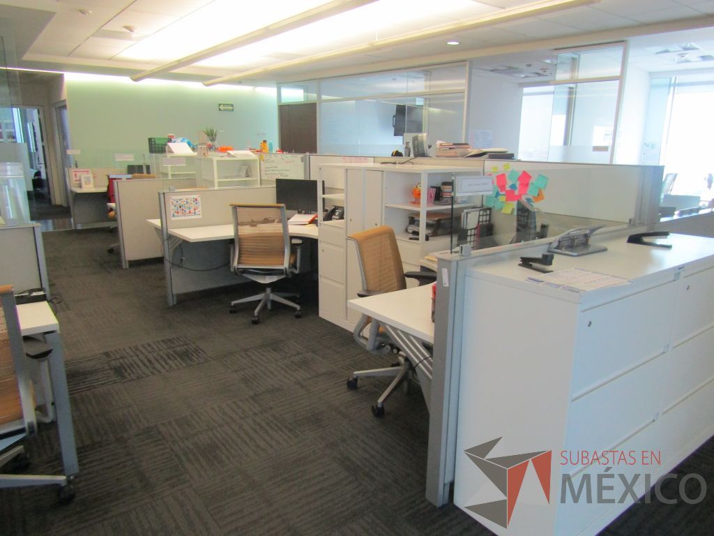 Lote 069 - Estación de trabajo para 10 personas de mampara baja con 10 gabinetes altos metálicos color blanco - Imagen 3