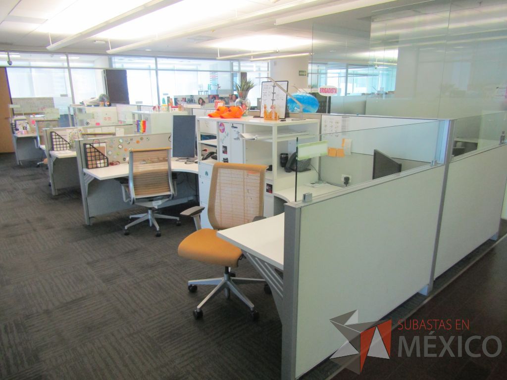 Lote 069 - Estación de trabajo para 10 personas de mampara baja con 10 gabinetes altos metálicos color blanco - Imagen 6