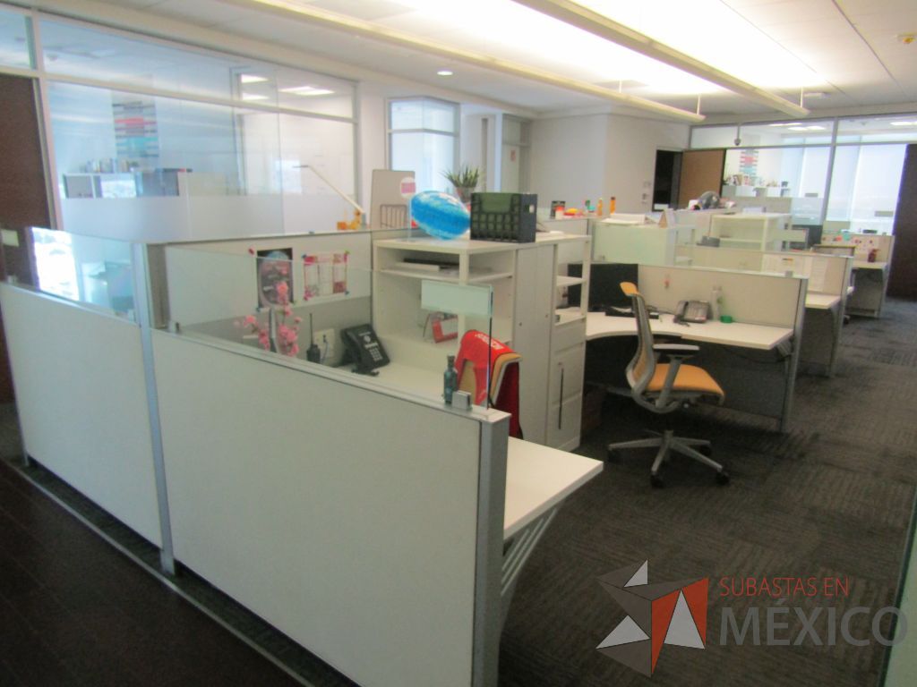 Lote 069 - Estación de trabajo para 10 personas de mampara baja con 10 gabinetes altos metálicos color blanco - Imagen 7