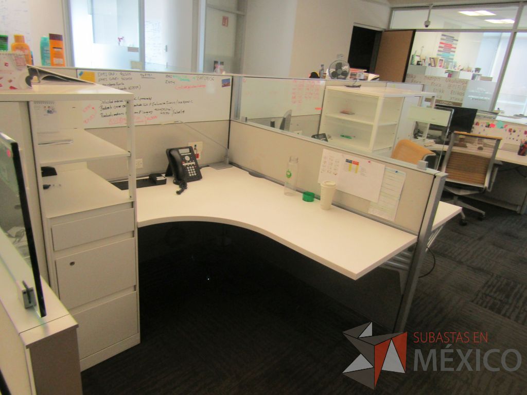 Lote 069 - Estación de trabajo para 10 personas de mampara baja con 10 gabinetes altos metálicos color blanco - Imagen 9