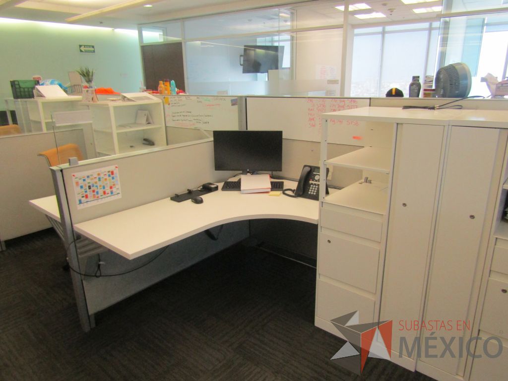 Lote 069 - Estación de trabajo para 10 personas de mampara baja con 10 gabinetes altos metálicos color blanco - Imagen 10