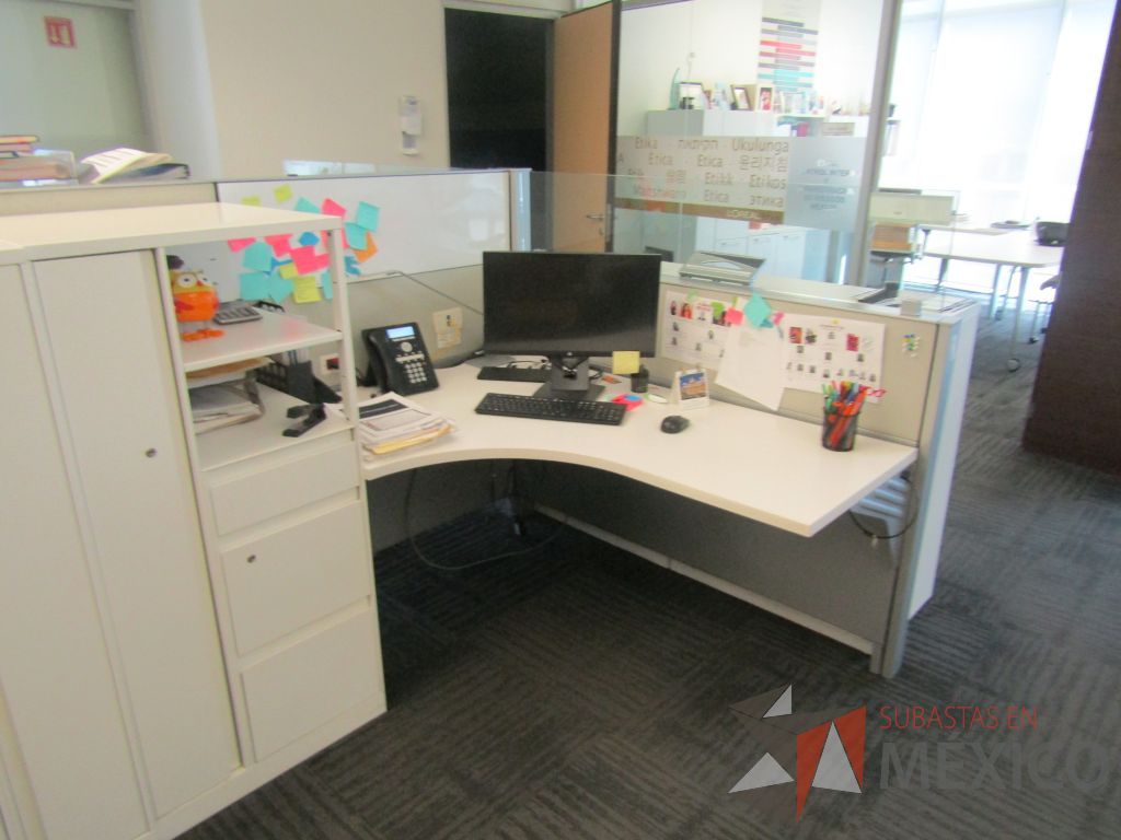 Lote 069 - Estación de trabajo para 10 personas de mampara baja con 10 gabinetes altos metálicos color blanco - Imagen 11