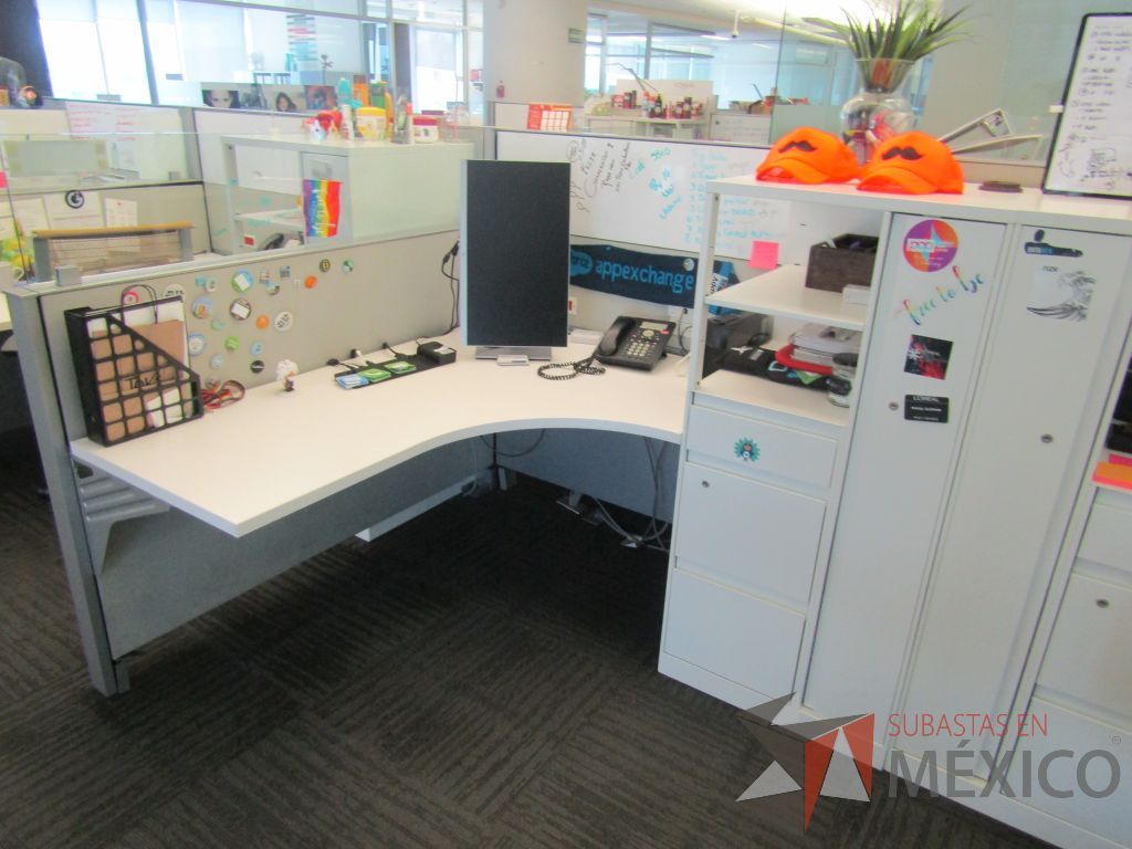 Lote 069 - Estación de trabajo para 10 personas de mampara baja con 10 gabinetes altos metálicos color blanco - Imagen 15