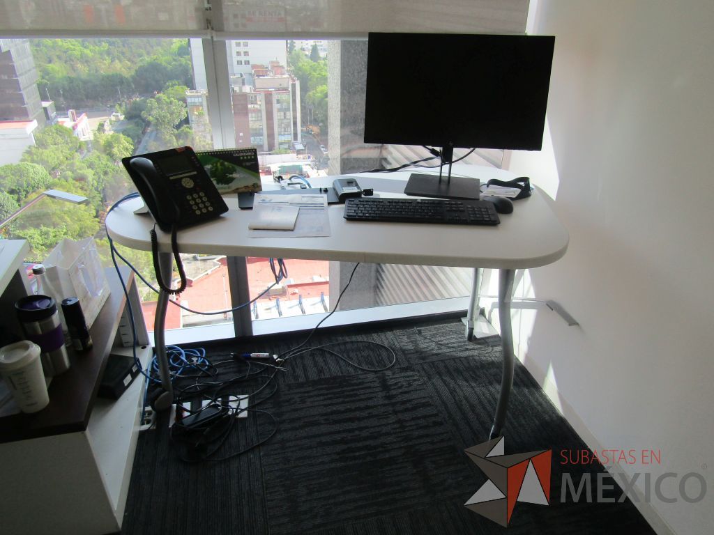 Lote 347 - Oficina Operativa con Escritorio, Mesa de Apoyo Triangular con Ruedas y Gabinete - Imagen 8