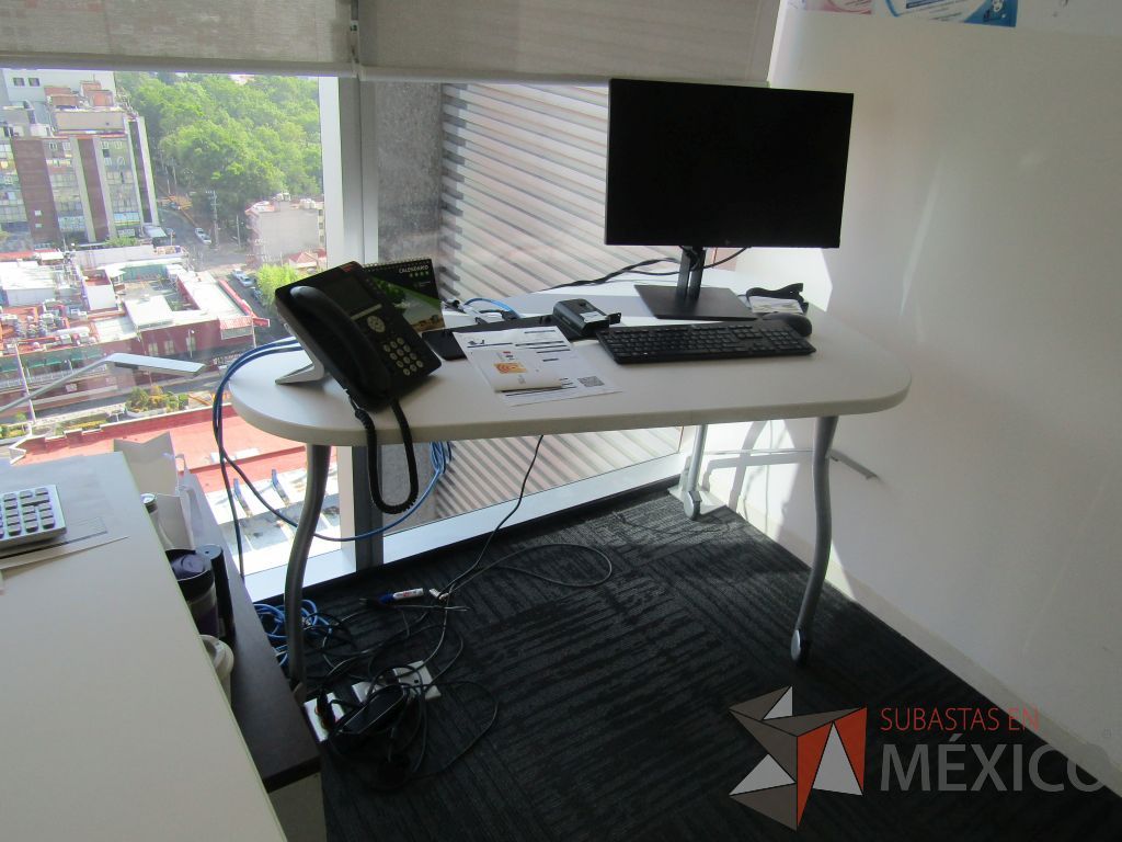 Lote 347 - Oficina Operativa con Escritorio, Mesa de Apoyo Triangular con Ruedas y Gabinete - Imagen 11