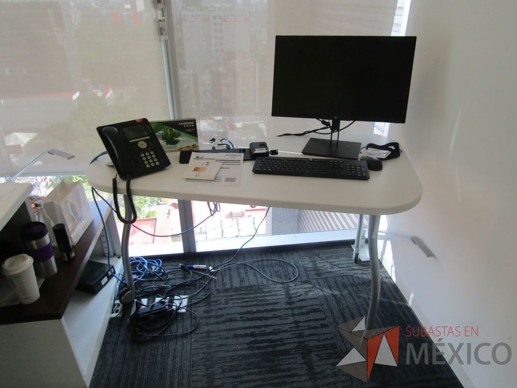 Lote 347 - Oficina Operativa con Escritorio, Mesa de Apoyo Triangular con Ruedas y Gabinete - Imagen 14