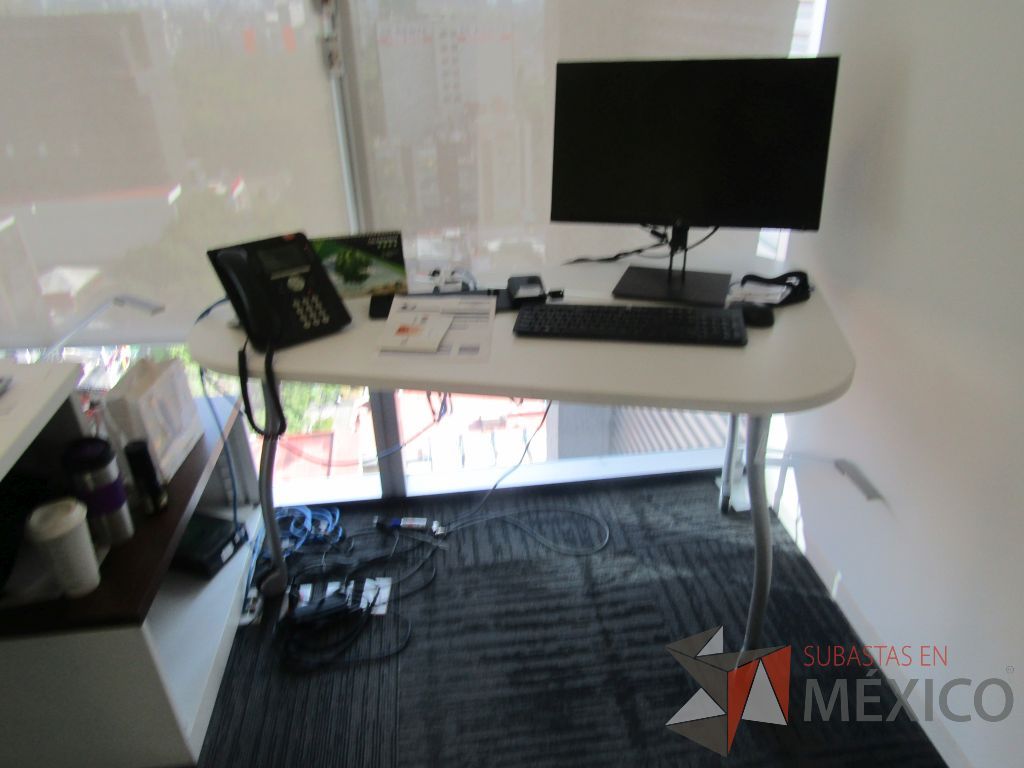 Lote 149 - Oficina Operativa con Escritorio, Mesa de Apoyo Triangular con Ruedas y Gabinete - Imagen 11