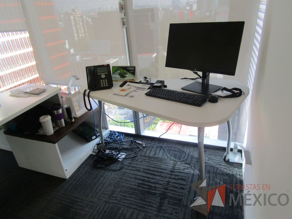 Lote 347 - Oficina Operativa con Escritorio, Mesa de Apoyo Triangular con Ruedas y Gabinete - Imagen 16