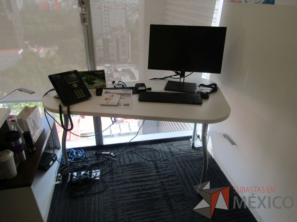 Lote 347 - Oficina Operativa con Escritorio, Mesa de Apoyo Triangular con Ruedas y Gabinete - Imagen 18