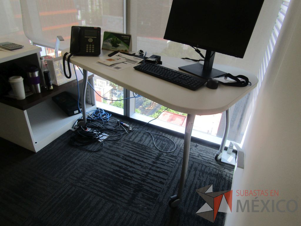Lote 347 - Oficina Operativa con Escritorio, Mesa de Apoyo Triangular con Ruedas y Gabinete - Imagen 20