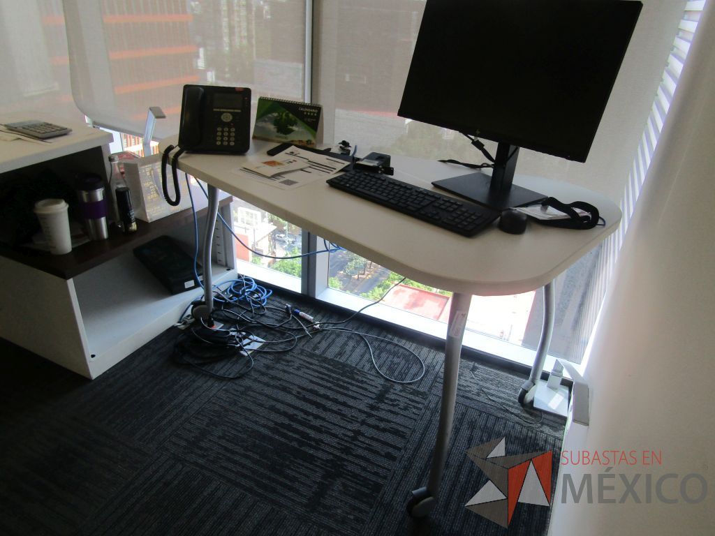 Lote 347 - Oficina Operativa con Escritorio, Mesa de Apoyo Triangular con Ruedas y Gabinete - Imagen 21