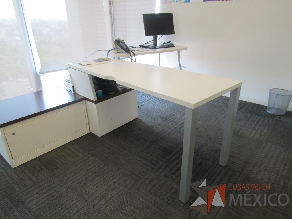 Lote 347 - Oficina Operativa con Escritorio, Mesa de Apoyo Triangular con Ruedas y Gabinete - Imagen 7