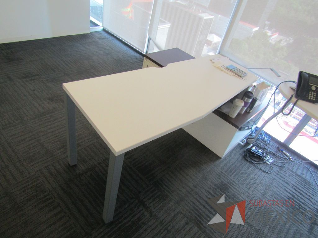 Lote 347 - Oficina Operativa con Escritorio, Mesa de Apoyo Triangular con Ruedas y Gabinete - Imagen 26