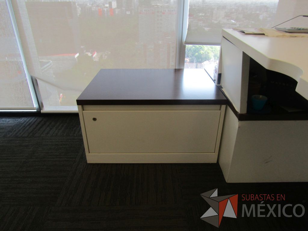 Lote 347 - Oficina Operativa con Escritorio, Mesa de Apoyo Triangular con Ruedas y Gabinete - Imagen 4