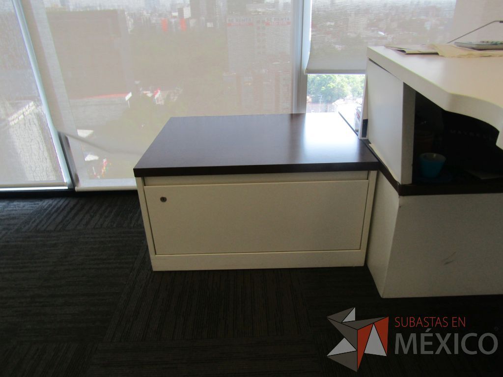 Lote 347 - Oficina Operativa con Escritorio, Mesa de Apoyo Triangular con Ruedas y Gabinete - Imagen 5