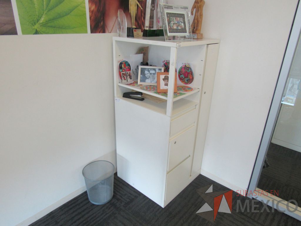 Lote 176 - 2 Gabinetes metálicos con 3 cajones, 1 puerta y 1 entrepaño color blanco - Imagen 5