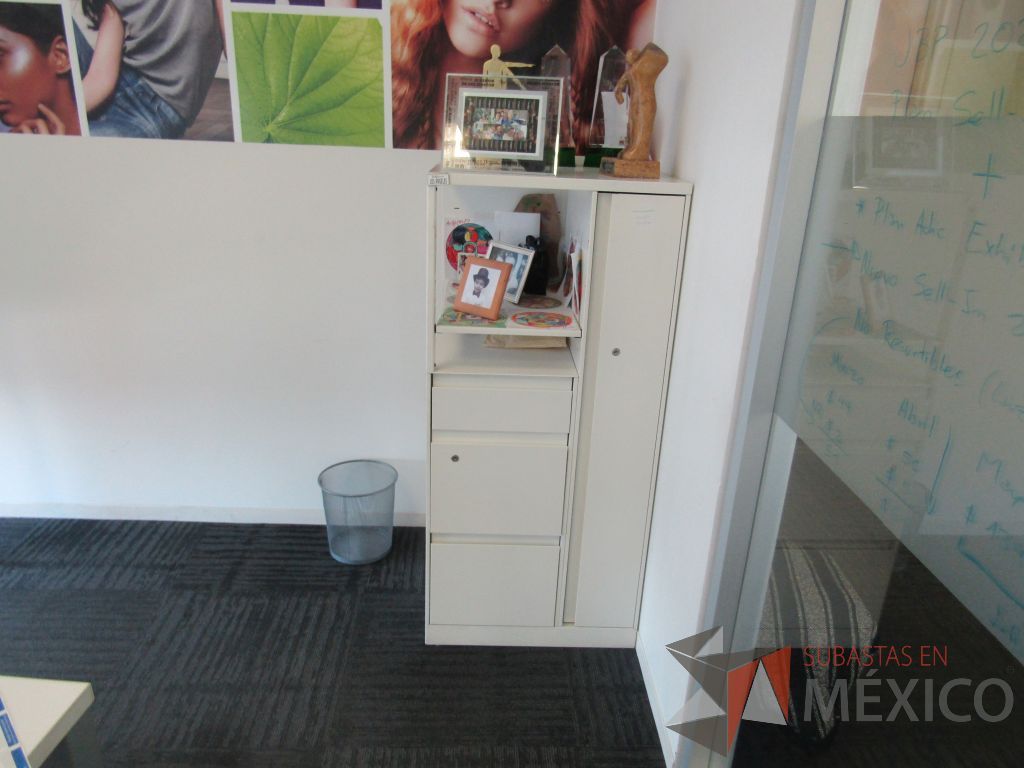 Lote 176 - 2 Gabinetes metálicos con 3 cajones, 1 puerta y 1 entrepaño color blanco - Imagen 3