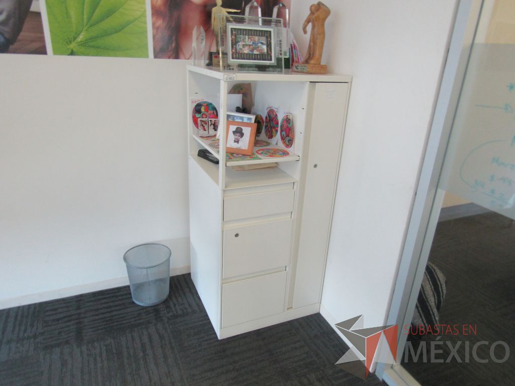 Lote 338 - Gabinete metálico con 3 cajones, 1 puerta y 1 entrepaño color blanco. - Imagen 6