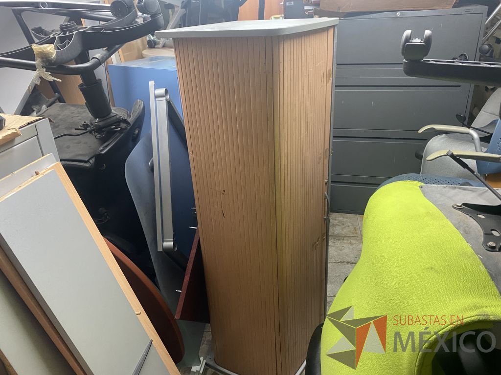 Lote 032 - 350 piezas para estaciones de trabajo, 2 mamparas altas con 4 gavetas y silla tipo piel - Imagen 14
