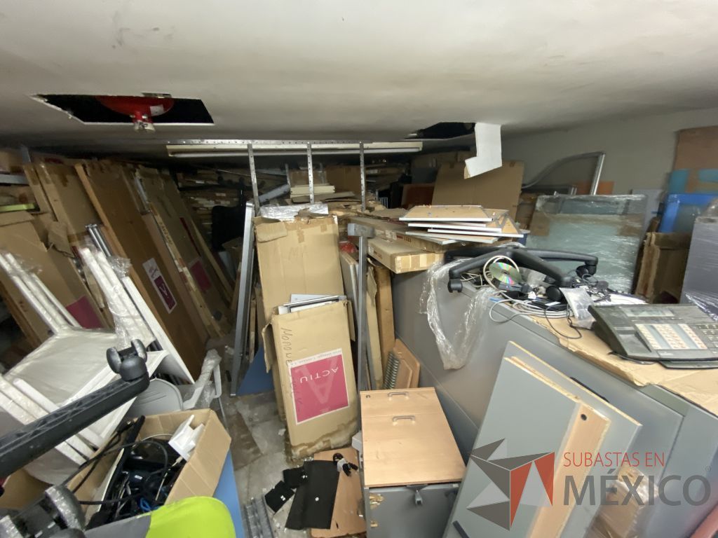 Lote 032 - 350 piezas para estaciones de trabajo, 2 mamparas altas con 4 gavetas y silla tipo piel - Imagen 15