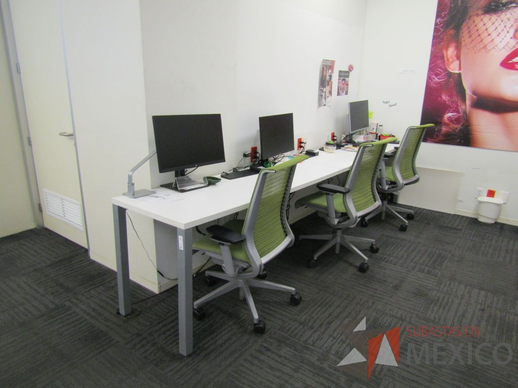 Lote 128 - Mesa de trabajo rectangular para 3 personas con 4 patas metálicas y cubierta color blanco