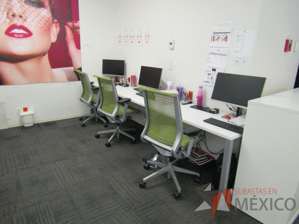 Lote 128 - Mesa de trabajo rectangular para 3 personas con 4 patas metálicas y cubierta color blanco - Imagen 2