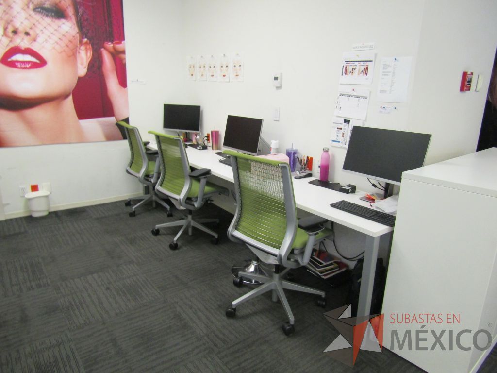 Lote 128 - Mesa de trabajo rectangular para 3 personas con 4 patas metálicas y cubierta color blanco - Imagen 3